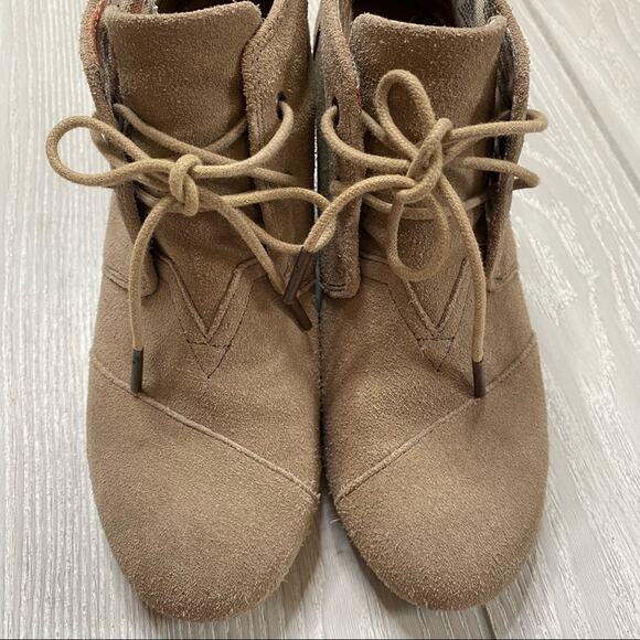 Toms Women's Tan Suede Lace Up Wedge Ankle Booties Size 9 - Picture 3 of 11